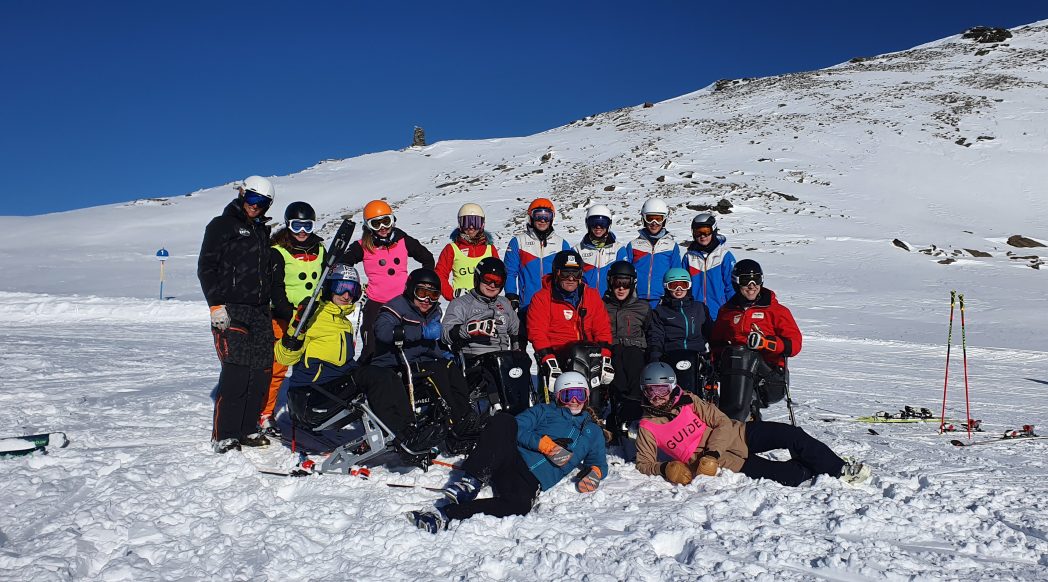 Gruppenfoto einer Para-Ski-Alpin Nachwuchsmannschaft